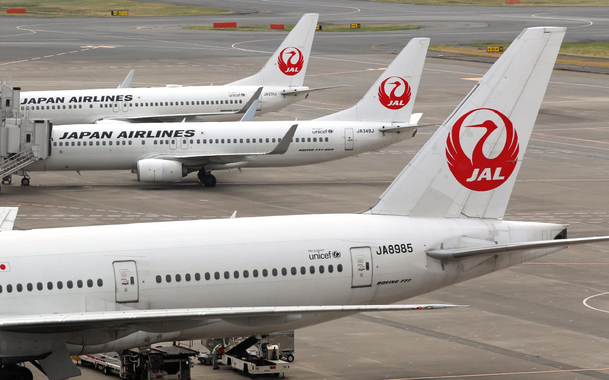 Pesawat Japan Airlines Tabrakan dan Terbakar di Tokyo