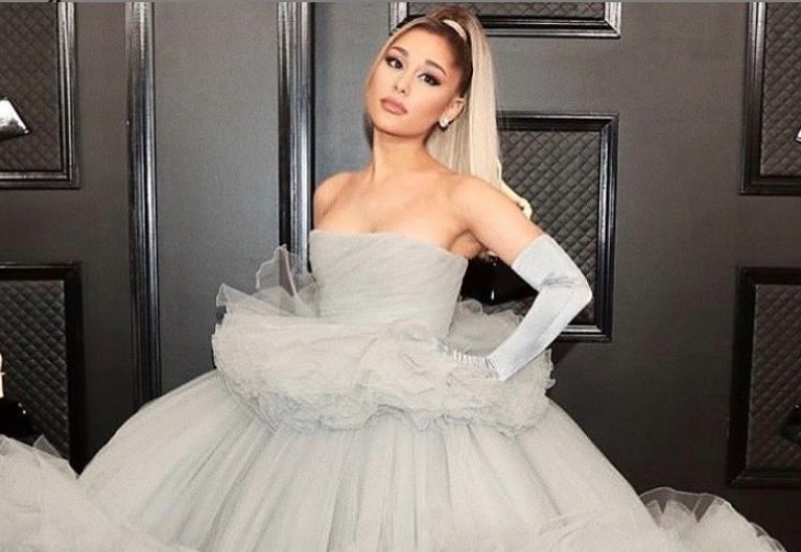 Ariana Grande Jadi Sinterklas di Rumah Sakit Manchester