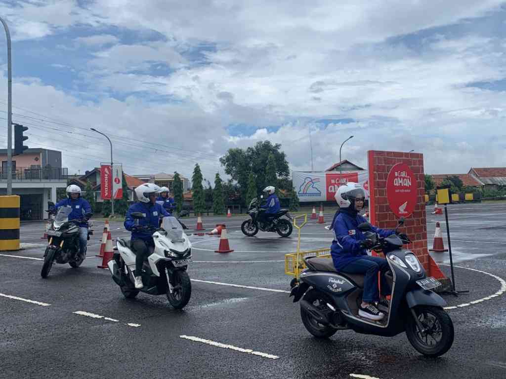 Cara Paling Mudah Menjaga Jarak Aman Saat Berkendara