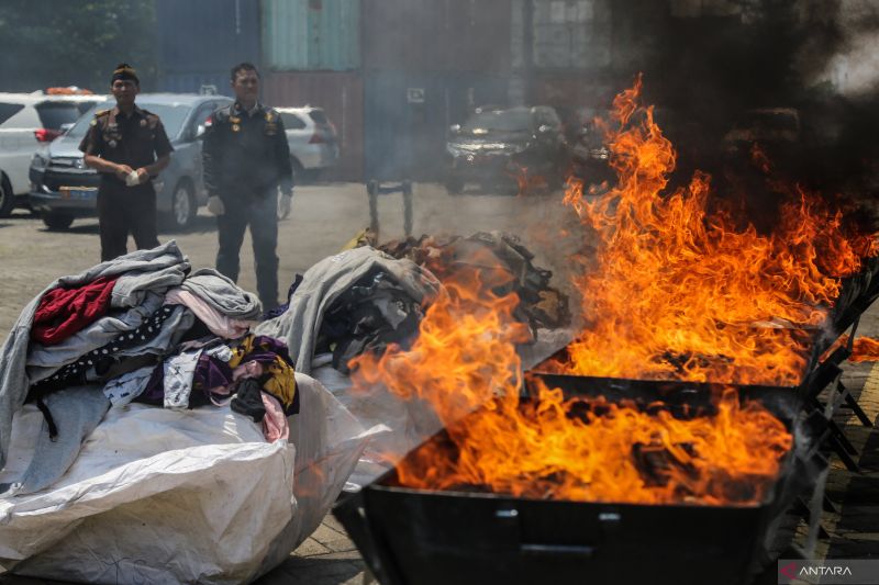 Kemendag Musnahkan Pakaian dan Alas Kaki Bekas Impor Senilai Rp 174,8 Miliar di 2023