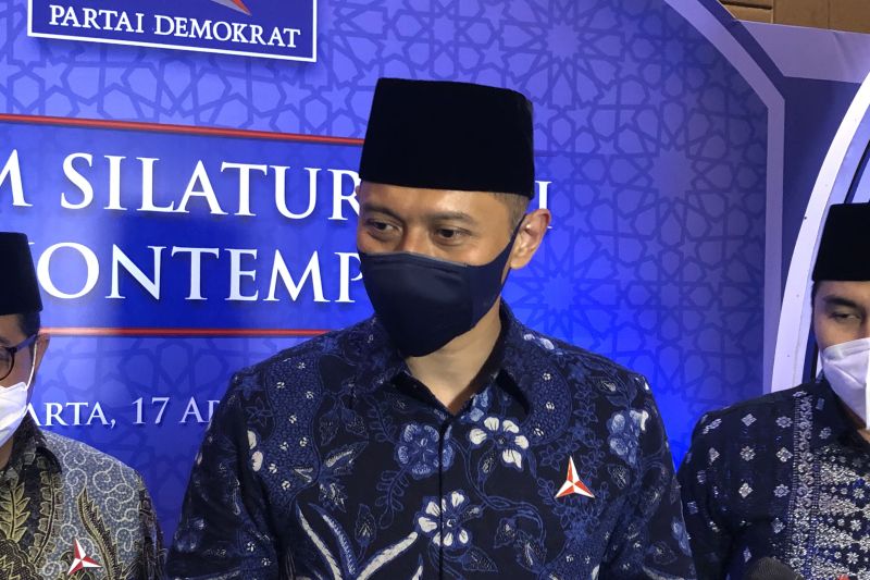Ketua Umum Partai Demokrat Agus Harimurti Yudhoyono (AHY) memberi keterangan kepada wartawan di Golden Ballroom Hotel Sultan, Jakarta, Minggu (17/4/2022). ANTARA/Putu Indah Savitri