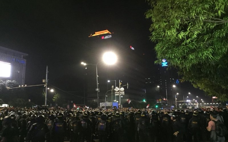 Massa yang sempat membubarkan diri kemudian kembali dan menyerang petugas kepolisian