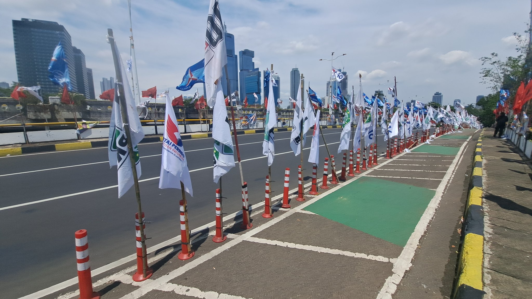 Bawaslu DKI: Bendera Parpol di Stick Cone Jalur Sepeda Langgar Aturan