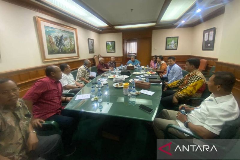 Pertemuan antara Kerukunan warga Banyumas yang tergabung dalam Seruan Eling Banyumas (Serulingmas) dan Fakultas Ekonomi dan Bisnis Universitas Islam Negeri (FEB UIN) Syarif Hidayatullah Jakarta dalam rangka koordinasi terkait penelusuran rekam jejak RM Margono Djojohadikoesoemo untuk diusulkan sebagai pahlawan nasional di Jakarta, Minggu (23/8/2026). ANTARA/HO-UIN Jakarta