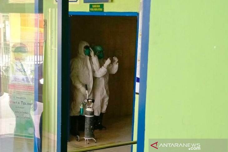 Petugas medis RSUD Pariaman, Sumbar terlihat bersiap membawa pasien suspect corona ke RSUP Djamil Padang. ANTARA/HO-Aspri