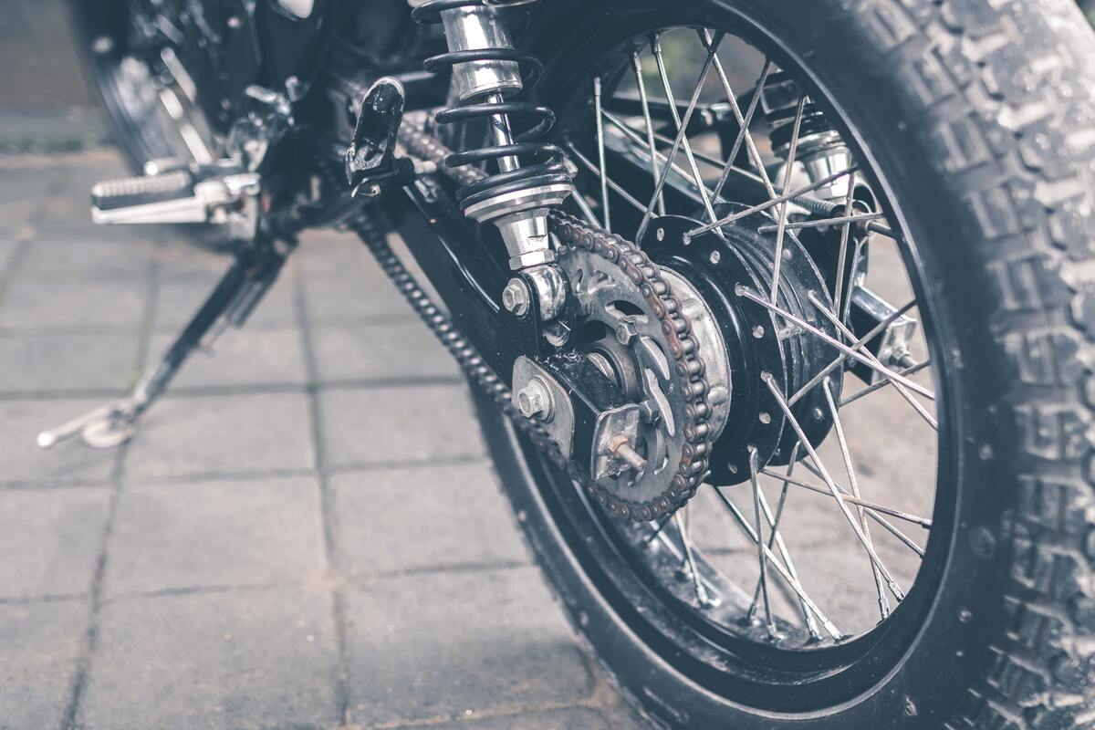 Jangan Sembarangan, Ini Tips Membersihkan Rantai Motor yang Benar
