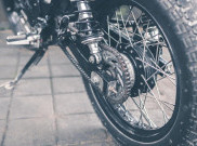 Jangan Sembarangan, Ini Tips Membersihkan Rantai Motor yang Benar