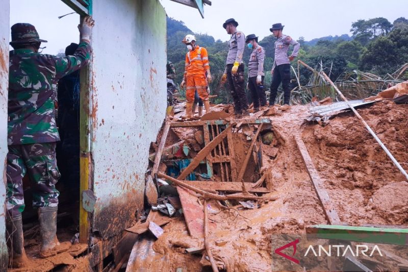Longsor di Natuna: 15 Orang Tewas, 35 Warga Masih Hilang