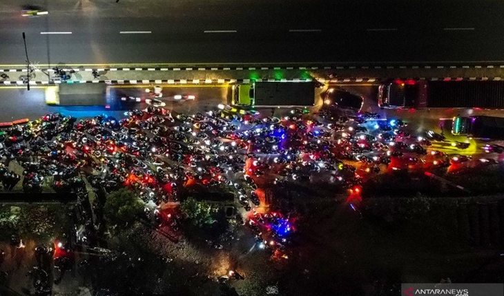 Foto udara pemudik sepeda motor terjebak kemacetan saat melintasi posko penyekatan mudik di jalur Pantura Patokbeusi, Subang, Jawa Barat, Selasa (11/5/2021) dini hari. (ANTARA FOTO/Muhamad Ibnu Chazar