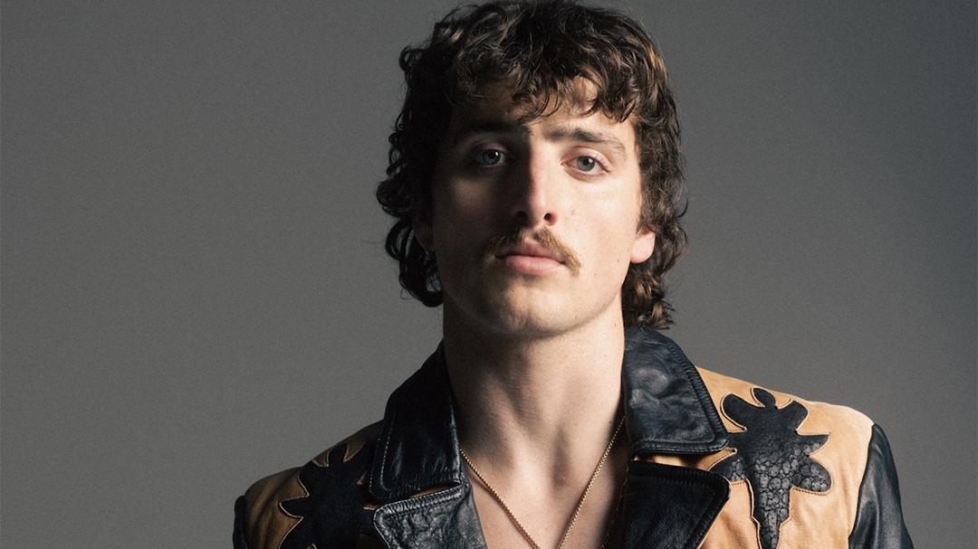 Benson Boone Rilis Album Kedua ‘American Heart’, Kenalkan Single ‘Mr Electric Blue’