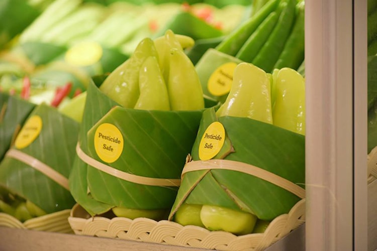 Kurangi Penggunaan Plastik, Supermarket ini Mengganti Pembungkus Makanan dengan Daun Pisang