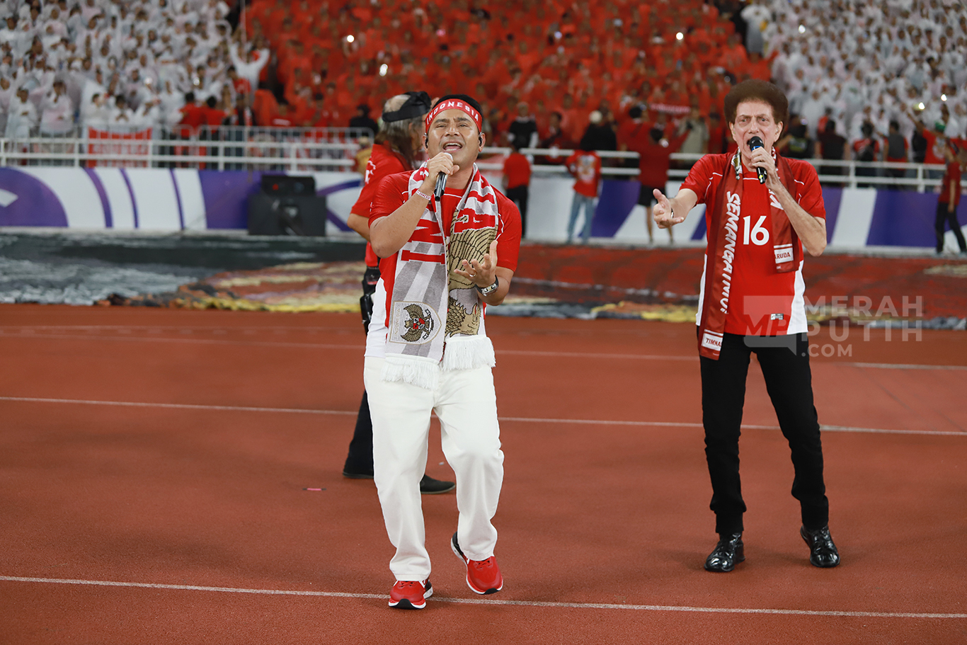 Aksi God Bless bersama Judika Bakar Semangat Supporter sebelum Laga Timnas Indonesia Lawan China di GBK 