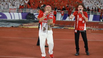 Aksi God Bless bersama Judika Bakar Semangat Supporter sebelum Laga Timnas Indonesia Lawan China di GBK 
