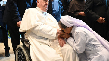 Pertemuan Haru Paus Fransiskus dengan Umat Katolik di Konferensi Waligereja Indonesia