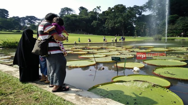 Sebuah keluarga di Kebun Raya Bogor