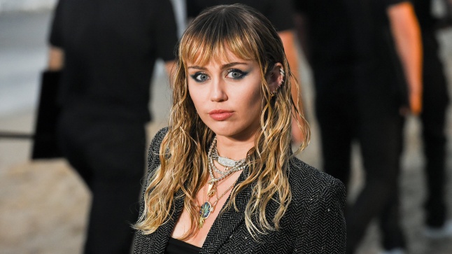Miley Cyrus Menyanyikan Help Dari The Beatles Di Stadion Kosong