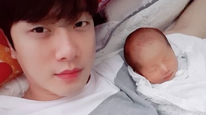 Minhwan FT Island dan anaknya