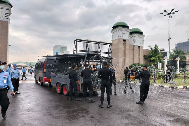 Polisi memasang kawat duri di depan Gedung DPR/MPR/DPD RI, Senayan, Jakarta Pusat, Kamis (21/4/2022). (ANTARA/Walda)