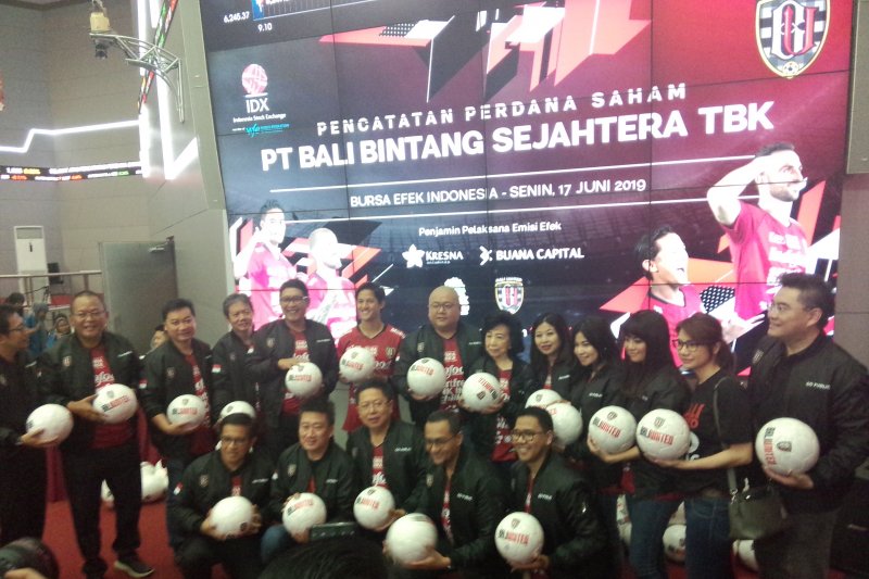 Jajaran direksi BEI dan Bali United saat pencatatan perdana saham Bali United di Gedung BEI, Jakarta, Senin. (ANTARA/Citro Atmoko)