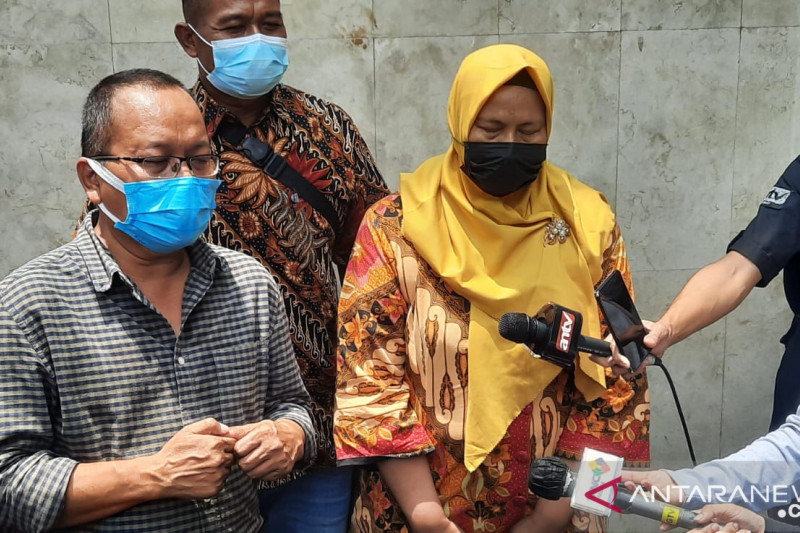 Advokat Odie Hodianto (kiri) dan saksi korban Agustina memberikan keterangan kepada wartawan pada Jumat (1/10) di Gedung Ditreskrimum Polda Metro Jaya terkait dugaan penipuan oleh publik figur Olivia Nathania. ANTARA/Fianda Sjofjan Rassat
