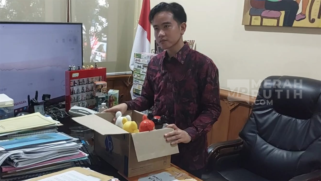 Gibran Kemasi Kantor, Tinggalkan Mobdin dan Bawa Pulang Tamiya serta Kucing 