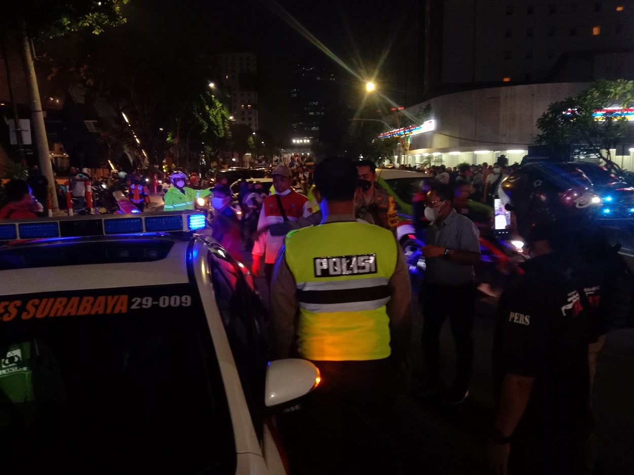 Buruh saat bertahan di Jalan Basuki Rahmad Surabaya