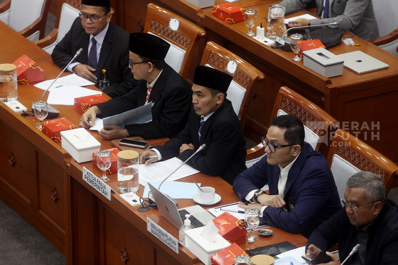 Ketua Panja Pemerintah Jaenal Effendi (tengah) serta Kepala Badan Pelaksana BPKH Fadlul Imansyah (kiri) usai rapat Panja BPIH di Kompleks Parlemen, Senayan, Jakarta, Rabu (29/10/2025).