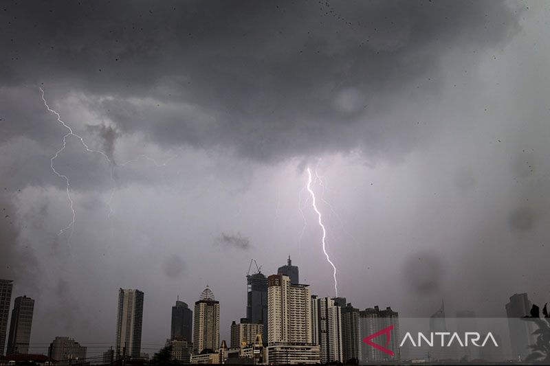 Waspadai Hujan Petir di 3 Wilayah DKI Jakarta