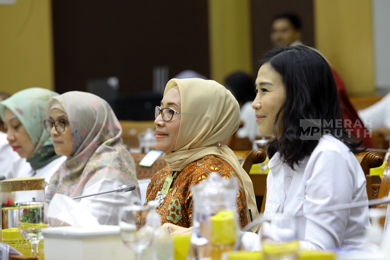 Menteri Pemberdayaan Perempuan dan Perlindungan Anak (PPPA) Arifatul Choiri Fauzi (kiri) bersama Wakil Menteri PPPA Veronica Tan (kanan) bersiap mengikuti rapat kerja dengan Komisi VIII DPR di Kompleks Parlemen, Senayan, Jakarta, Selasa (29/10/2024).
