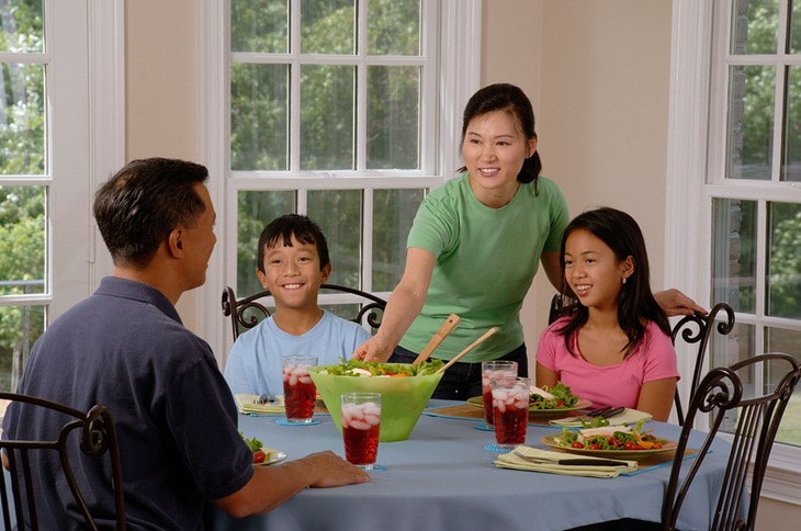 Makan bersama di meja makan bisa membuat nafsu makan anak bertambah. (Foto: Pixabay/skeeze)