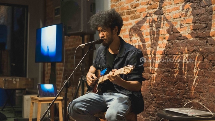 Teddy Adhitya Kembali dengan Album Question Mark