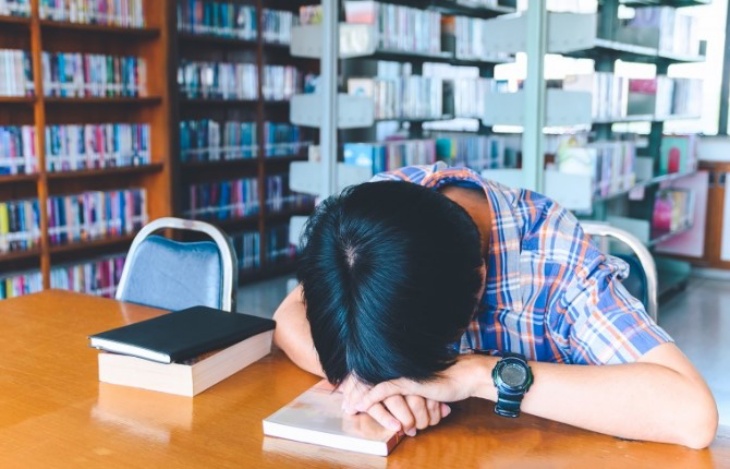 Si geng kutu buku yang menghabiskan waktu di perpus buat baca. (Foto ANTARA Oky Lukmansyah)