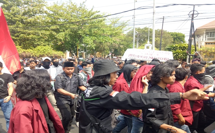Massa membawa keranda mayat yang bertuliskan Save KPK