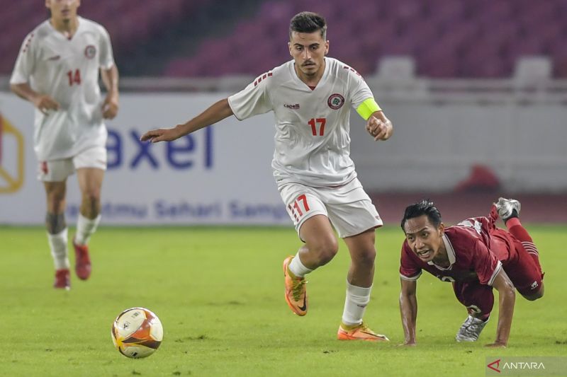 Pesepak bola Timnas Indonesia U-22 Beckham Putra (kanan) berusaha melewati hadangan pesepak bola Timnas Lebanon U-22 Mohamad Haidar (kiri) dalam pertandingan Internasional Friendly Match di Stadion Utama Gelora Bung Karno, Jakarta, Jumat (14/4/2023). ANTARA FOTO/Galih Pradipta/rwa