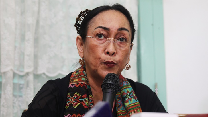 Sukmawati Soekarnoputri memberikan keterangan pers terkait polemik puisi "Ibu Indonesia". (ANTARA FOTO/Meli Pratiwi)
