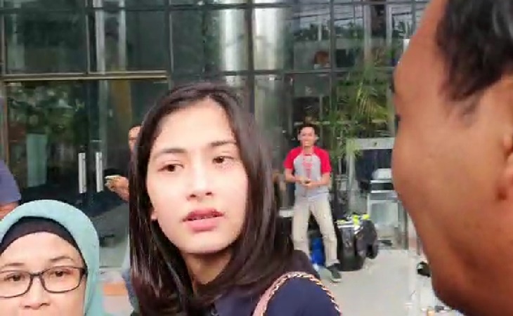 Faye Nicole Jones diperiksa terkait kasus Wawan suami Wali Kota Tansel Airin Rachmi Diany