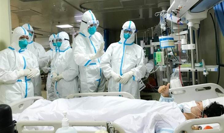 Sejumlah dokter Tiongkok tengah merawat seorang pasien penderita virus corona