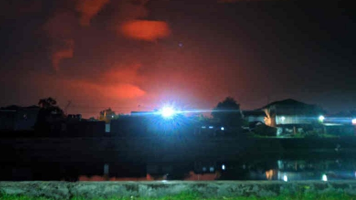 Suasana langit yang memerah akibat kilang minyak Balongan Pertamina Indramayu terbakar. (ANTARA/Ho/Suci)