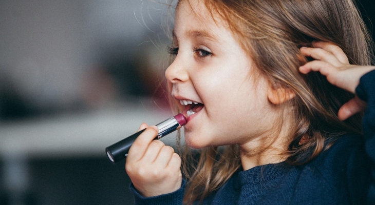 Ini Dampaknya jika Anak Sering Menggunakan Make Up