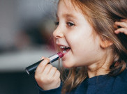 Ini Dampaknya jika Anak Sering Menggunakan Make Up