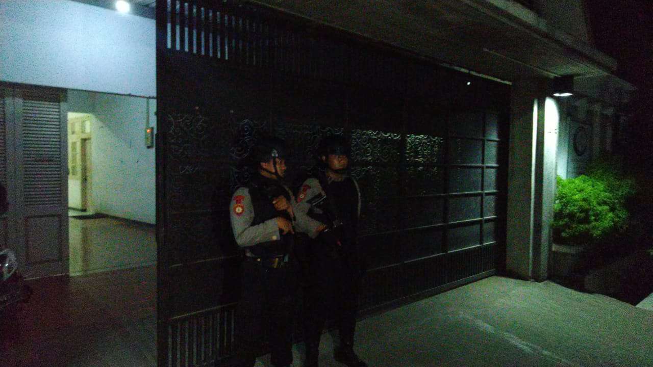 Anggota Polisi berjaga di kantor Direktur Utama PT Manira Arta Mandiri, Gabriella Yuan Ana saat dilakukan penggeledahan KPK, Kamis (22/8). (MP/Ismail)