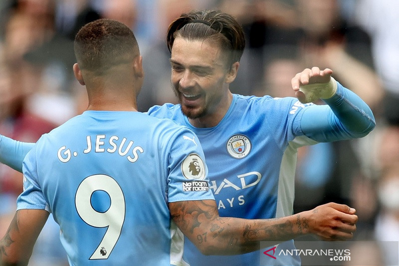 Gelandang serang Manchester City Jack Grealish (kanan) melakukan selebrasi bersama Gabriel Jesus seusai mencetak gol ke gawang Norwich City dalam lanjutan Liga Inggris di Stadion Etihad, Manchester, Inggris, Sabtu (21/8/2021). (ANTARA