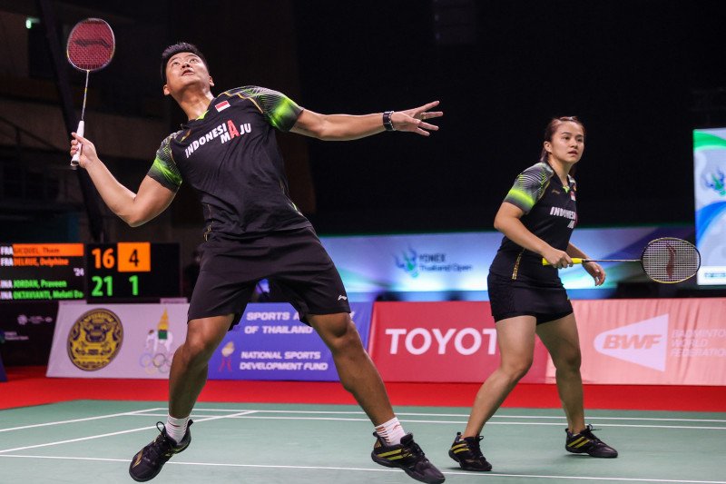 Penampilan ganda campuran Indonesia Praveen Jordan/Melati Daeva Oktavianti pada turnamen Yonex Thailand Open 2021 saat bertemu pasangan Prancis Thom Gicquel/Delphine Delrue di Impact Arena, Bangkok, Sabtu (16/1/2021). Badmintonphoto/BWF/Erika Sawauchi