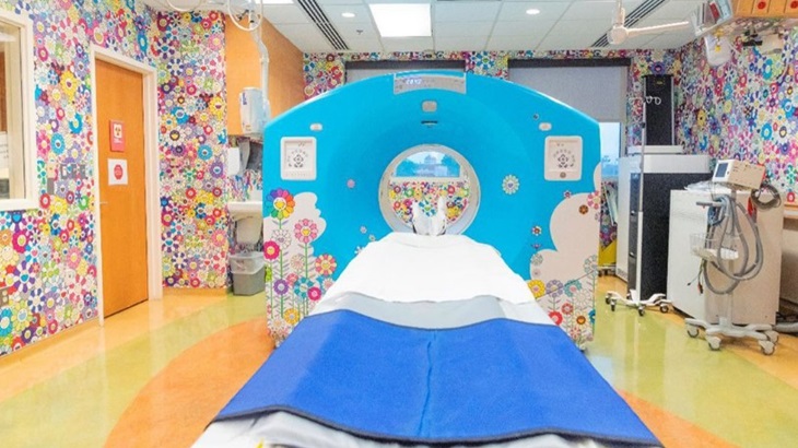 Takashi Murakami Sulap Ruangan CT Scan Jadi Lebih Berwarna