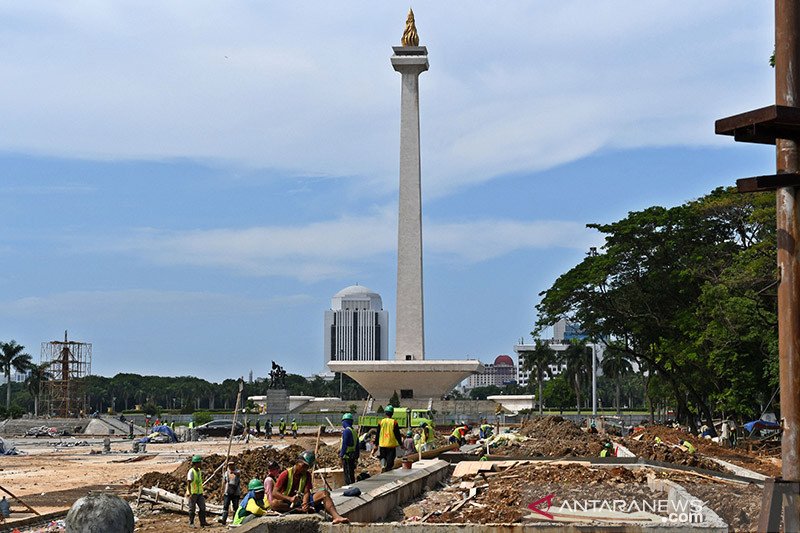 Sejumlah buruh mengerjakan pembangunan Plaza Selatan Monumen Nasional (Monas) di Jakarta, Rabu (22/1/2020). ANTARA FOTO/Aditya Pradana Putra/foc