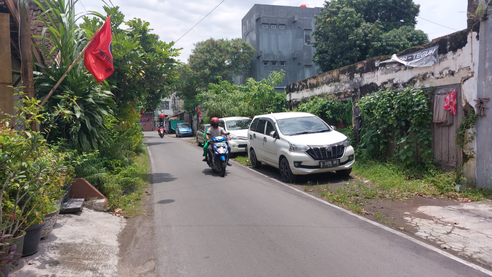 Gibran Sahkan Perda Pemilik Mobil Wajib Punya Garasi