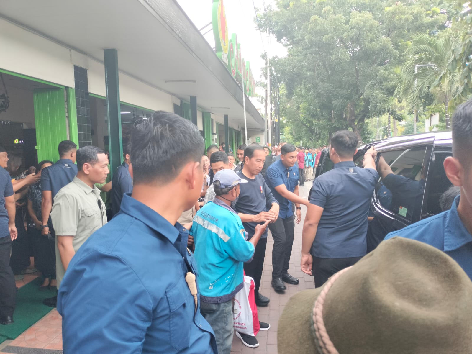 Jokowi Mudik Solo, Bagikan Paket Sembako ke Juru Parkir