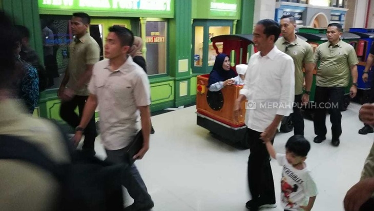 Presiden Jokowi bersama cucu pertamanya, Jan Ethes bermain di Happy Time di Paragon Solo mall, Solo, Jawa Tengah, Rabu (3/4). (MP/Ismail)