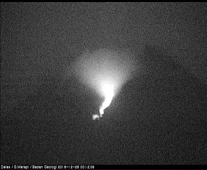 Gunung Merapi menggurkan lava pijar. Foto: @BPPTKG