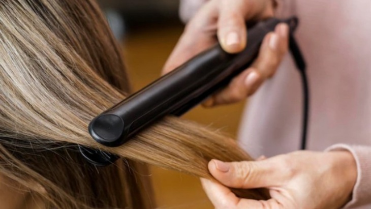 Menggunakan catok pada rambut yang di-bleaching akan membuat helaian rambut yang rentan lebih rusak. (Foto: freepik/freepik)